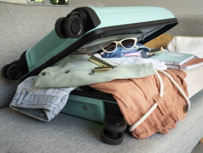 Empacar no tiene que ser un castigo. Pon música, sirve una copa de vino o haz una competición con tu compañero de viaje para ver quién empaca más rápido. Convierte esta tarea en parte de la experiencia de viajar