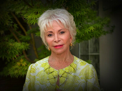 Isabel Allende Llona. Écrivain chilien, elle est membre de l'Académie américaine des arts et des lettres depuis 2004, et a reçu le prix national chilien de littérature en 2010