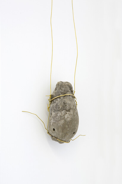 Petrit Halilaj, Si Okarina e Runikut, 2014, Laiton, ocarina en terre, 58 x 13 x 6 cm, Vue de l'exposition « Yes but the sea is attached to the earth and it never floats around in space. The stars would turn off and what about my planet? », Kamel Mennour, Paris, 2014, © Petrit Halilaj, Photo: Fabrice Seixas, Courtesy the artist and kamel mennour, Paris
