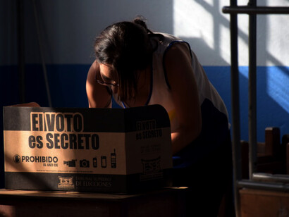 Mujer ejerciendo su derecho al voto en Costa Rica
