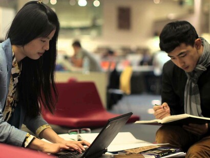 Jovens chineses que estudam na biblioteca