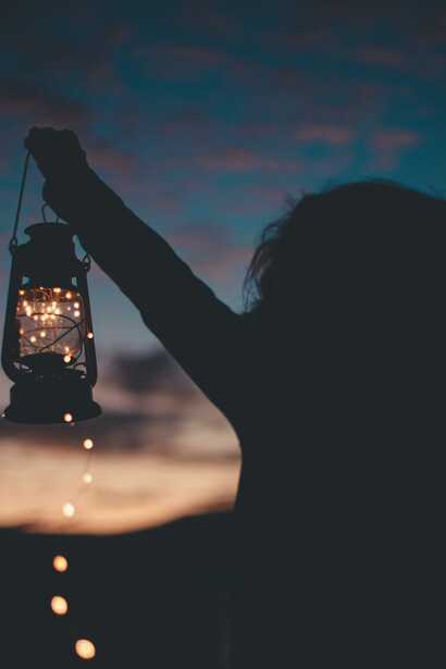 Brincadeira com lampião em noite sem energia em casa