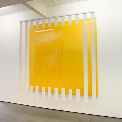 Daniel Buren, Cores, luz, projeção, sombras, transparência: obras situadas yellow, 2015, madeira, acrílico e vinil, adesivado, 200 x 200 cm