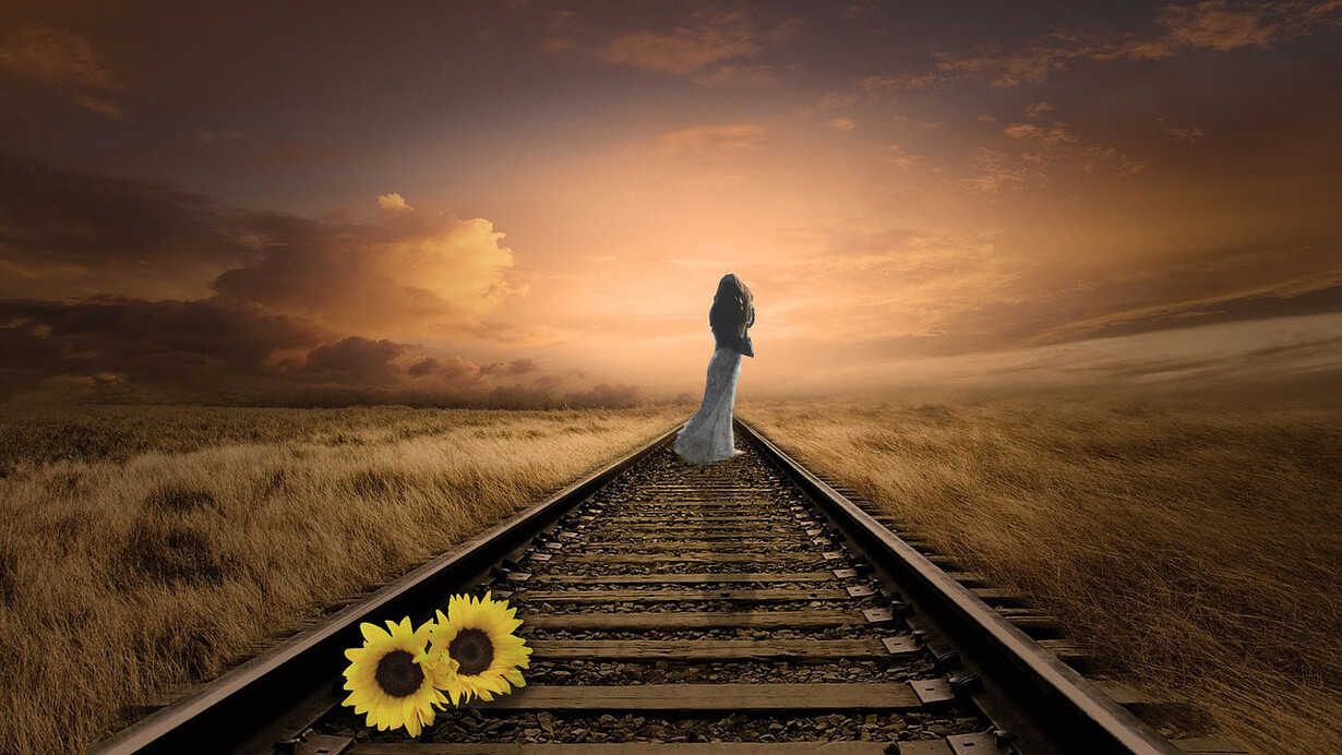 No horizonte de uma linha de trem, a silhueta de uma mulher vestida de branco aparece de forma reflexiva