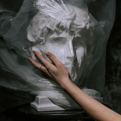 Arte política. Acredito que o novo papel do artista é criar uma arte que seja mais do que decoração, mercadoria ou ferramenta política