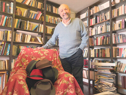 Javier Vásconez, como otros autores de los años ochenta y noventa, escribe relatos y novelas con un aire policial, aunque su obra rebasa este género
