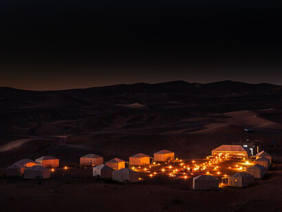 Vista aérea de un campamento de lujo en el Desierto del Sahara
