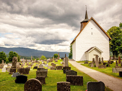 Paseaba por las avenidas internas del campo santo