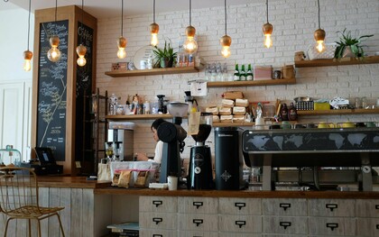 Un magnifique café bien équipé avec une machine à expresso très fonctionnelle, un moulin à café avec un éclairage suffisant, ce qui en fait un espace confortable