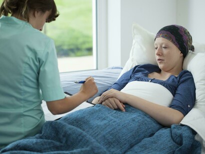 Una enferma de cáncer en la cama de un hospital