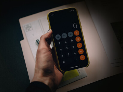 En cuanto al fondo de la Nueva Constitución de Chile, no innova respecto a temas tributarios de la actual Constitución de 1980