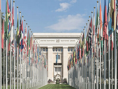 El Palacio de las Naciones en Ginebra, Suiza, está adornado con banderas nacionales, un testimonio de la presencia global de las Naciones Unidas