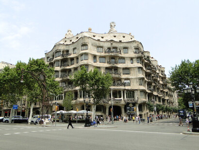 Hoy, es uno de los iconos arquitectónicos más admirados y visitados en Barcelona, congregando a miles de visitantes que año tras año se dejan seducir por su silueta inconfundible. Casa Milà (La Pedrera), Barcelona, España