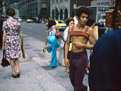 Joel Meyerowitz, New York city, 42nd St and Fifth Ave, 1974. Courtesy of Edwynn Houk Gallery