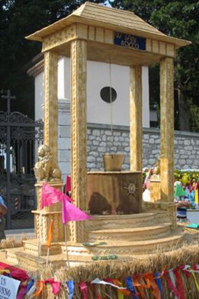 La Festa del Grano di Foglianise è una storica manifestazione che si celebra ogni agosto in onore di San Rocco, mescolando fede e tradizione contadina. Uno dei carri delle edizioni passate della Festa del Grano di Foglianise (BN), Italia