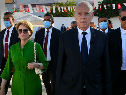 Il Presidente Kaïs Saïed e sua moglie. È un costituzionalista, un ex professore universitario di diritto, una persona colta che ha sempre detto di volere una Tunisia in armonia, lontana dal fanatismo religioso e inserita in un circuito internazionale © AFP