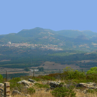 Nei piccoli paesi dell'interno si conservano ancora usanze e tradizioni molto antiche. In foto Cuglieri, Sardegna, Italia