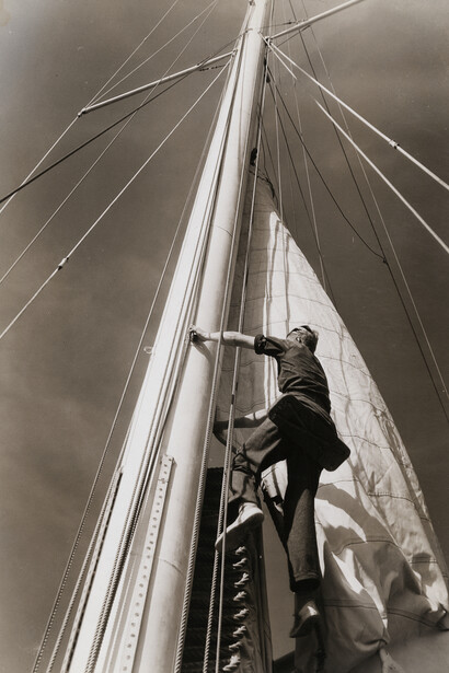 Margaret Bourke-White (1904 – 1971), “America’s Cup, Sailor Climing up Mast of the Endeavour”. August 31, 1934, silver gelatin print on glossy fibre paper, printed by September 15, 1934, 24,3 (25,6) x 17,6 (20,2) cm, © Estate of Margaret Bourke-White, courtesy Daniel Blau