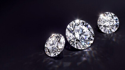 Acercamiento a tres diamantes blancos con corte brillante
