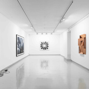 Various artists, Espaços e rastos, exhibition view. Courtesy of Galeria Presença © Carlos Campos