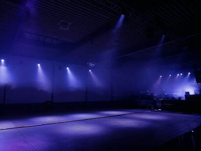 Bajo las luces azules, el escenario se convierte en un lugar de posibilidades: ideas que se confrontan, perspectivas que se cuestionan y voces que nos invitan a mirar la cultura desde otro lugar