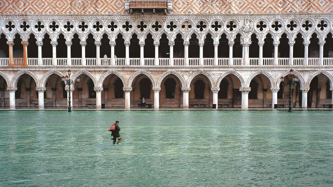 Fulvio Roiter - Acqua alta in Piazzetta San Marco, 2002 © Fondazione Fulvio Roiter