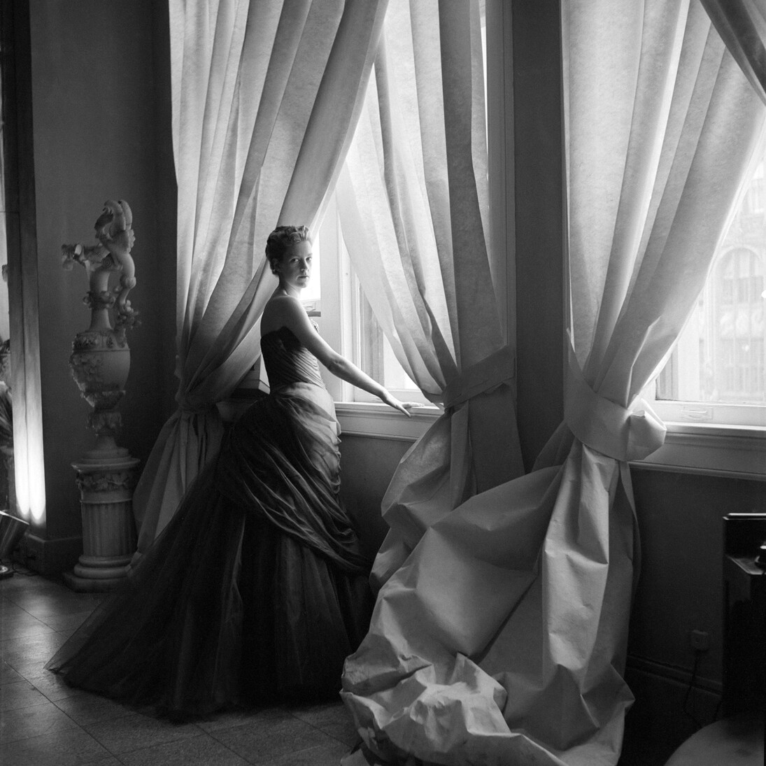 Nancy James in Charles James Swan Gown, 1955. Courtesy of The Metropolitan Museum of Art, Photograph by Cecil Beaton, The Cecil Beaton Studio Archive at Sotheby's  