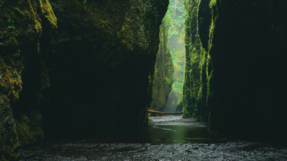 Un río que pasa entre las montañas de la Amazonia ecuatoriana