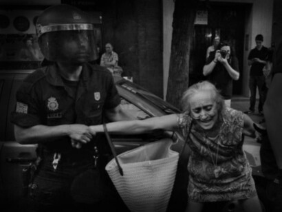 Una anciana es desahuciada por las fuerzas policiales