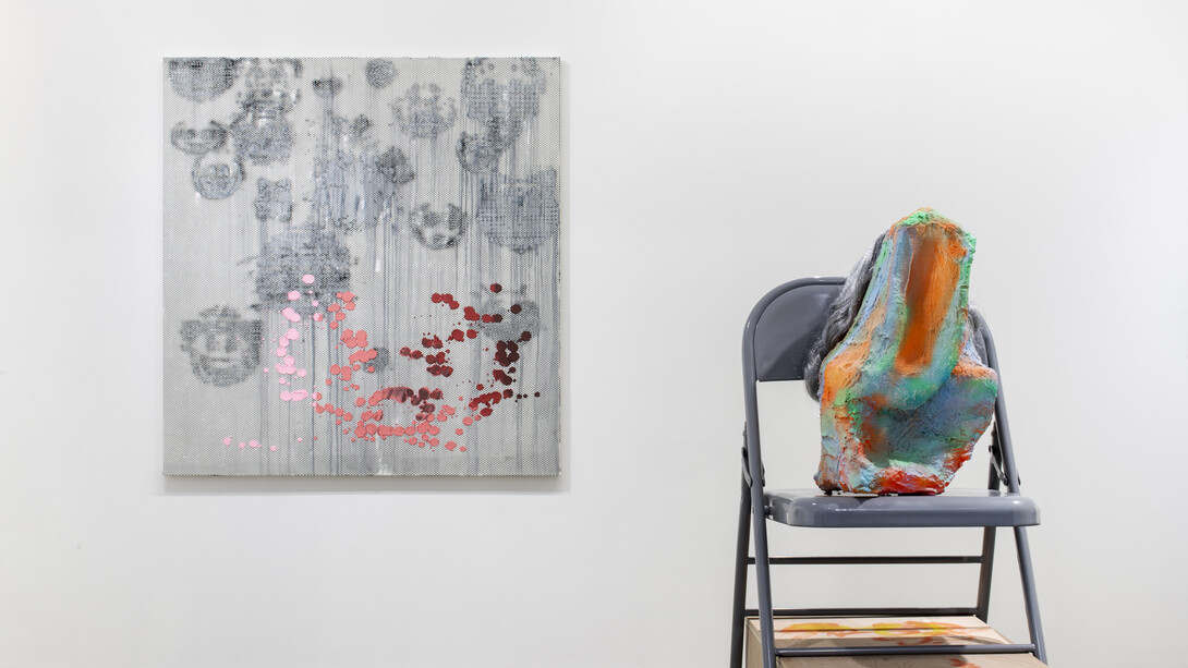 Vue d'installation, Greene Naftali Gallery at Galerie Chantal Crousel: Arrangement in Gray Galerie
Chantal Crousel, Paris, France (22/10 — 14/01/2021). Courtoisie de Greene Naftali Gallery, New York and Galerie
Chantal Crousel, Paris. Photo: Martin Argyroglo.
