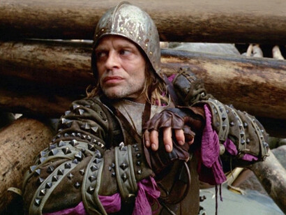 «Aguirre: la ira de Dios» narra el viaje del explorador español Lope de Aguirre y un grupo de conquistadores a través del río Amazonas en busca de El Dorado