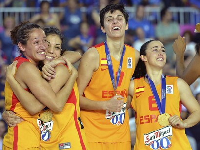 Las jugadoras de la selección española celebran su triunfo en el Eurobasket de Francia de 2013