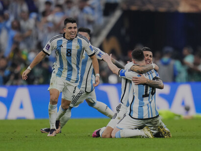 Time da seleção argentina em partida final durante a copa do mundo em 2022