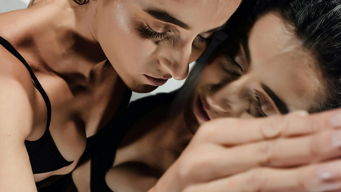 Paulo Freire (1996) lembra que todo processo de emancipação começa pelo ato de reconhecer-se como sujeito histórico. Esse reconhecimento, longe de ser uma prática egoísta, é uma ferramenta de potência. Quando nos conhecemos de fato — nossos valores, dores, potências e sonhos — somos capazes de tomar decisões mais conscientes e de alinhar nossos passos a um propósito maior. O autoconhecimento, nesse contexto, não é apenas introspecção: é um exercício político, porque nos permite ocupar espaços com presença e autenticidade