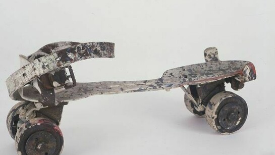Niki de Saint Phalle, Element of Tir tableau pour DYLABY (Roller Skate), ca. 1962, painted metal and leather, 4 ¼ x 11 ¼ x 3 3/8 inches (11 x 29 x 9 cm). © 2013 Niki Charitable Art Foundation, all rights reserved