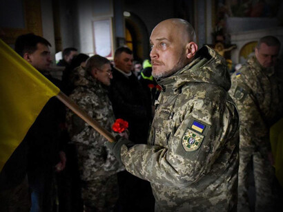 Militar ucraniano sostiene una bandera nacional en plena guerra Rusia-Ucrania