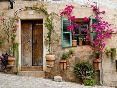 Entrada a una casa rural