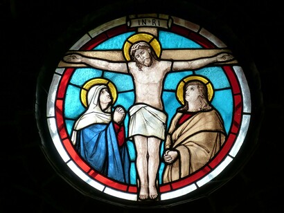 Vitral de igreja. Quando uma eleição não chega ao número de votos que um cardeal precisa para se tornar papa (2/3 dos votos), o anúncio de que o papa ainda não foi escolhido se dá por uma fumaça preta, que sai na chaminé da capela sistina. Quando um novo papa foi escolhido, a fumaça será da cor branca