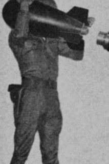 Fotografía de un proyectil nuclear M-388 Davy Crockett siendo preparado para lanzamiento, 1961