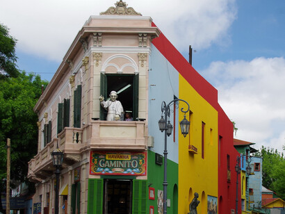 Hay ciudades que respiran por las grietas.
Aldeas detenidas en el tiempo, donde las piedras siguen hablando, aunque nadie las escuche. La Boca, Buenos Aires, Argentina