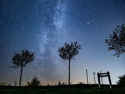 Un viaggio parallelo che compie ogni volta che mi trovo di fronte alla realtà così scioccante, dura da dover sopportare, soprattutto quando fatta di bei momenti stupidi e illusori