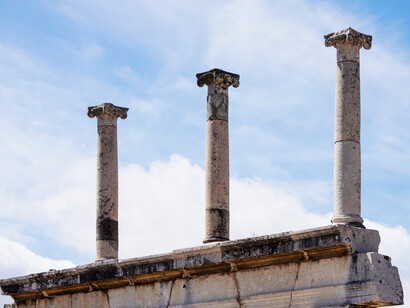  Es posible que a los antiguos habitantes se podrían haber añadido otros individuos que no tenían nada que perder. Columnas jónicas en Pompeya, Italia