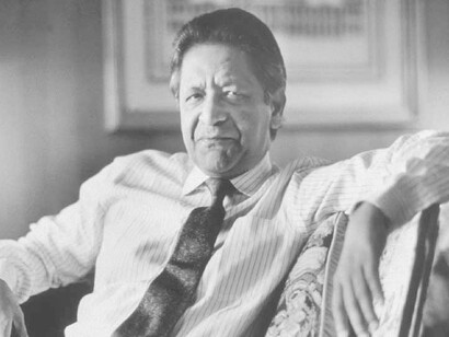 V. S. Naipaul, posa para una fotografía en el 'New York Times' antes de una entrevista