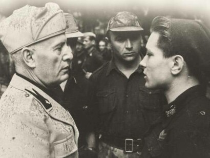 Benito Mussolini, presidente della Repubblica Sociale Italiana, a colloquio con un giovane milite della Guardia Nazionale Repubblicana, nell'agosto 1944