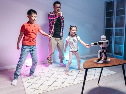 Familia dança com robô