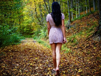 Camminare a piedi nudi nella foresta