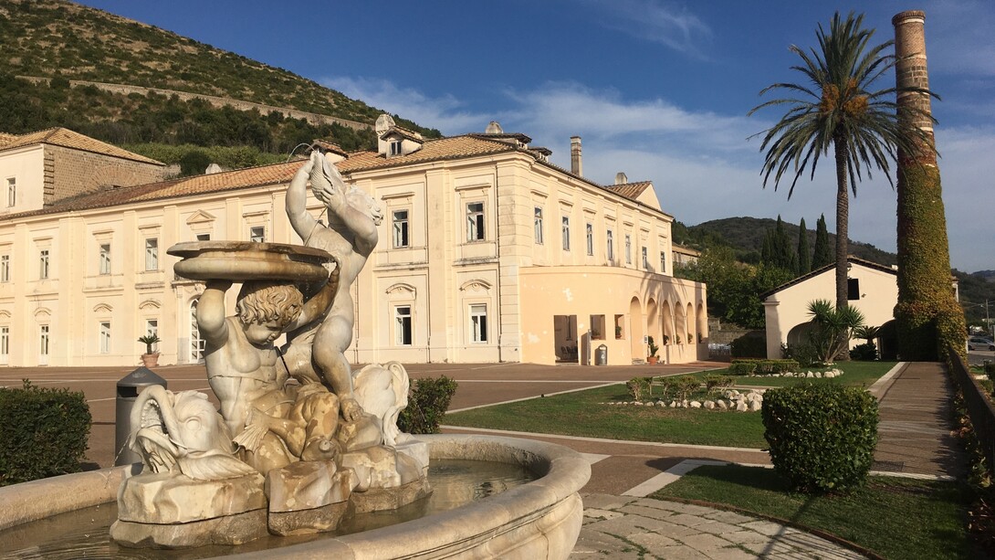 La seteria di San Leucio, vicino a Caserta, nacque nel Settecento per volontà di Ferdinando IV di Borbone. In foto la fontana presente sul belvedere, Caserta, Italia