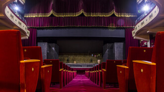 Palcoscenico teatrale. Teatro "Al Massimo": un faro culturale nel cuore di Palermo, Italia