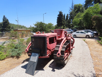 La única supervivencia razonable es la vida que transmitimos a nuestros hijos, así como la descrita por la sabiduría china: el hombre puede sobrevivir gracias a sus obras, al ejemplo que puede dejar.   Viejo tractor, Bar'am, kibbutz en el norte de Israel 