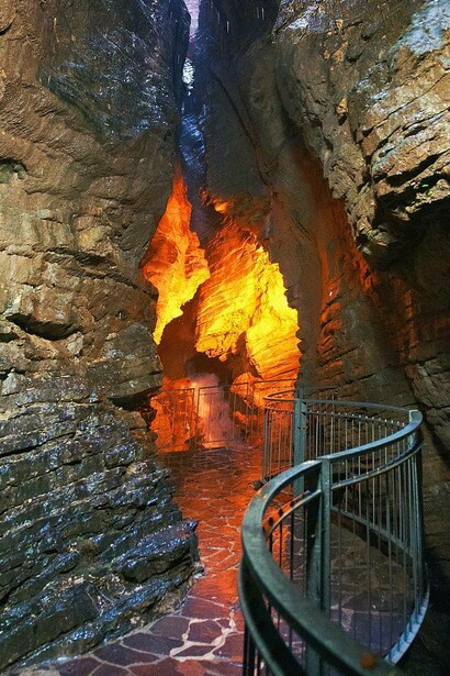Passerella che conduce all'interno delle grotte, Cascate del Varone, Tenno, Italia